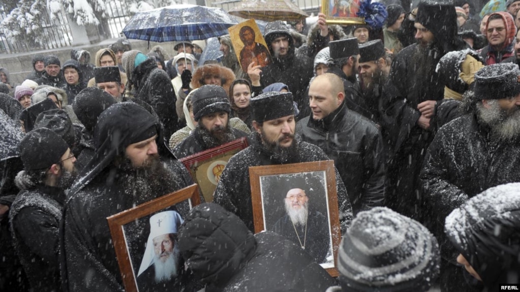 Rally in support of Bishop Artemije in front of the Patriarchate in Belgrade, February 13, 2010, Photo: Vesna Anđić