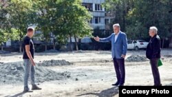 Лидер отделения «Единой России» в Симферополе Виктор Агеев (в центре)