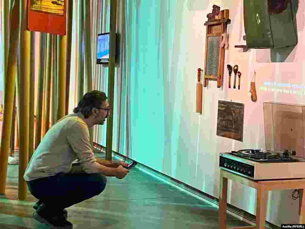 — Безнең гаиләдә татар мәдәниятенә караган бик күп әйбер сакланып калган. Үзем дә шаккаттым, бу — зур байлык, — дип сөйләде Гүнәш Төркол. Үзем дә татар әкиятләрен, җырларын ишетеп үстем. Һәрвакыт безгә кунаклар килсә дә яки без кунакка барсак, туганнар истәлекләрен сөйләде, мин шуларны тыңлап, сеңдереп үстем. Тел дә югалмады, әби-бабайларым Кытайда, аннары Төркиядә яшәсә дә үз татар ризыкларын пешерде.