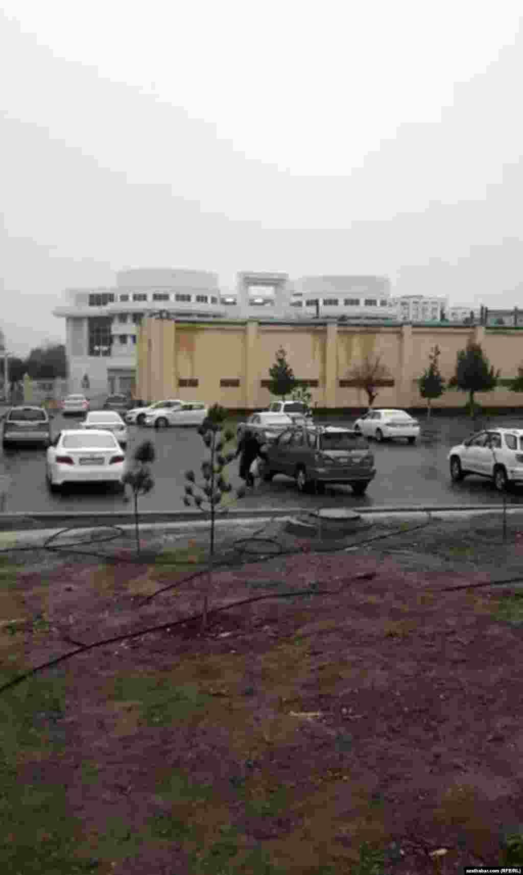 Aşgabatda ak reňkli awtoulagy sürmek hem, durlagada goýup gitmek hem &#39;amatly&#39;. Fewral, 2020. &nbsp;