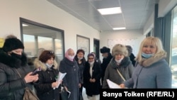 Активистка Санавар Закирова (справа) и группа недовольных решениями судов в здании представительства Европейского союза. Нур-Султан, 16 марта 2021 года.