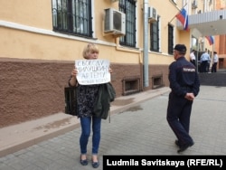 Ирина Милушкина в пикете около здания псковского УМВД