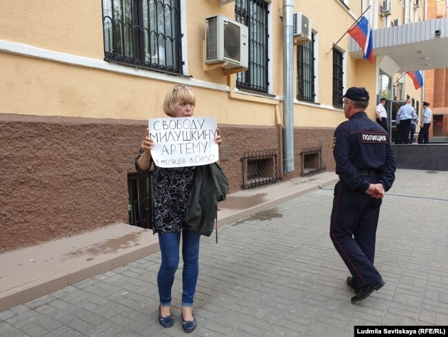 Ирина Милушкина в пикете около здания псковского УМВД
