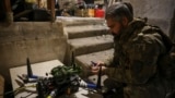 Військовий 93-ї ОМБр ЗСУ «Холодний Яр» готує дрон для бойового вильоту, Костянтинівка, Донецька область, вересень 2025 року