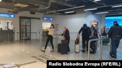 Putnici aviona iz Dubaija na Sarajevskom aerodromu, 5. mart 2026. 