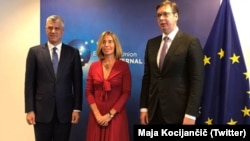 Presidenti i Kosovës, Hashim Thaçi, ai i Serbisë Aleksandar Vuçiq dhe shefja e BE-së, Federica Mogherini, pas takimit të 3 qershorit në Bruksel. 