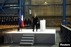 Президент Емманюель Макрон сходить з подіуму після промови щодо ядерного арсеналу Франції. Військово-морська база Іль-Лонг на північному заході Франції. 2 березня 2026 року