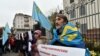 Крымские татары пикетируют посольство РФ в Киеве 