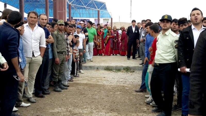 Kor: Türkmenler Eýrandaky protestlere gatnaşyp, demokratiýa we azatlyk talap edýärler