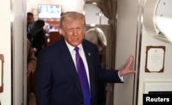 Президент США Дональд Трамп спілкується з журналістами на борту Air Force One, 19 лютого 2026 року