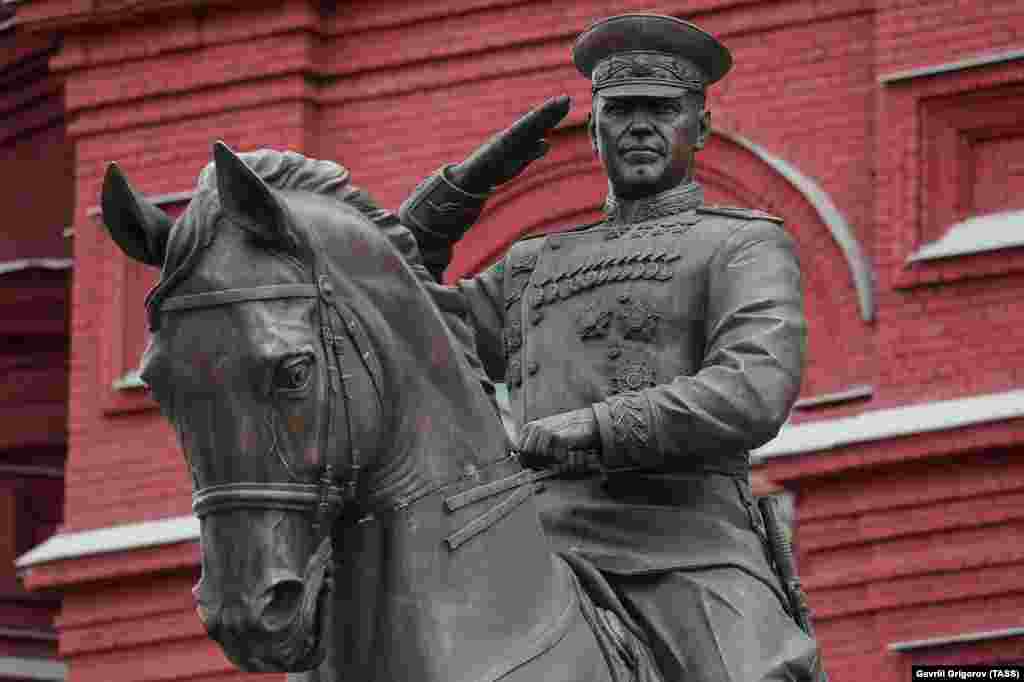 A close-up of the statue copy installed on March 20, which depicts Zhukov&#39;s right hand saluting.&nbsp;