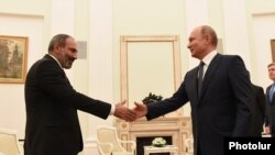 Vladimir Putin (sağda) Moskvada Nikol Pashinian ilə görüşür, 13 iyun, 2018-ci il 