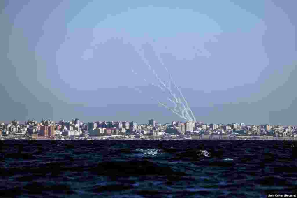 Ракети, запущені зі Смуги Гази в напрямку Ізраїлю, як це видно з ізраїльського військового катера під час патрулювання в Середземному морі біля південного узбережжя Ізраїлю, коли тривають обстріли між Ізраїлем і бойовиками угруповання &laquo;Хамас&raquo;. 19 травня 2021 року