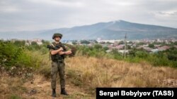 რუსეთის საოკუპაციო ძა;ლების მოსამსახურე ცხინვალში (საარქივო ფოტო)