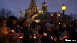 Архива - Луѓе држат свеќи за жртвите во метрото во Санкт Петербург. 05.04.2017 