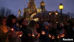 Sankt Peterburgyň metrosynda 3-nji aprelde bolan partlamanyň pidalarynyň hatyrasyna matam çäresi, 5-nji aprel, 2017.