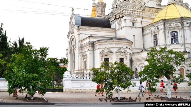 Южные приделы храма (на фото слева) были полностью разрушены во время войны