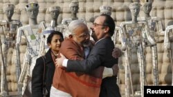 Индия премьер-министри Нарендра Моди менен Франциянын президенти Француа Олланд кучакташып, көрүшүүдө. 24-январь, 2016-жыл