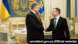 Presidenti ukrainas, Petro Poroshenko (majtas) dhe përfaqësuesi i Shteteve të Bashkuara në Ukrainë, Kurt Volker.