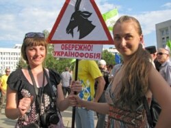 Одна з акцій «Мовного майдану». Під час мітингу на підтримку української мови перед будівлею Полтавської ОДА. Полтава, 5 липня 2012 року