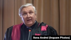 „Prin acţiunile sale, inculpatul a transformat o instituţie publică de prestigiu (...) în propria <piaţă de desfacere>, ca sursă personală de venituri ilicite.”