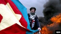 Демонстрант-курд із прапором «Робітничої партії Курдистану», архівне фото