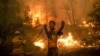 Un localnic, în timpul unei încercări de stingere a incendiilor forestiere de pe insula Evia (Euboea), a doua insulă ca mărime din Grecia, 8 august 2021.
