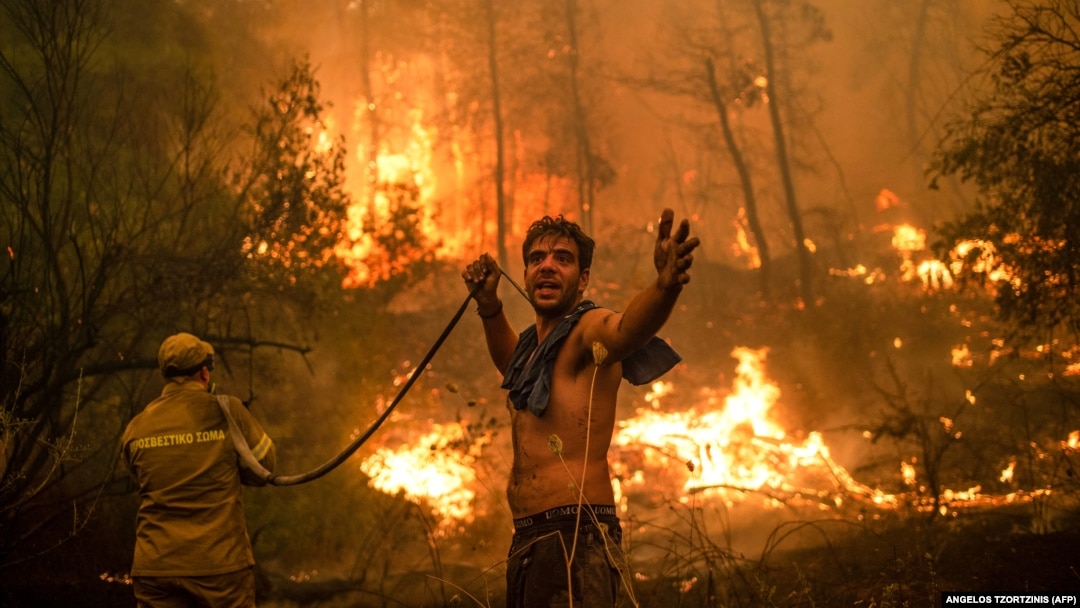 Un localnic, în timpul unei încercări de stingere a incendiilor forestiere de pe insula Evia (Euboea), a doua insulă ca mărime din Grecia, 8 august 2021.
