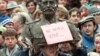 În timpul revoluției de catifea la Praga, noiembrie 1989. Inscripția pe bustul dictatorului Stalin spune: „Nimic nu este veșnic”.