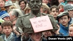 În timpul revoluției de catifea la Praga, noiembrie 1989. Inscripția pe bustul dictatorului Stalin spune: „Nimic nu este veșnic”.