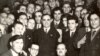 Bucureşti, februarie 1948: Nicolae Ceauşescu și Gheorghe Gheorghiu-Dej în mijlocul unui grup de participanţi la Congresul al VI-lea al P.C.R. Sursa: Fototeca online a comunismului românesc, cota.1/1948