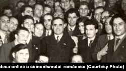 Bucureşti, februarie 1948: Nicolae Ceauşescu și Gheorghe Gheorghiu-Dej în mijlocul unui grup de participanţi la Congresul al VI-lea al P.C.R. Sursa: Fototeca online a comunismului românesc, cota.1/1948