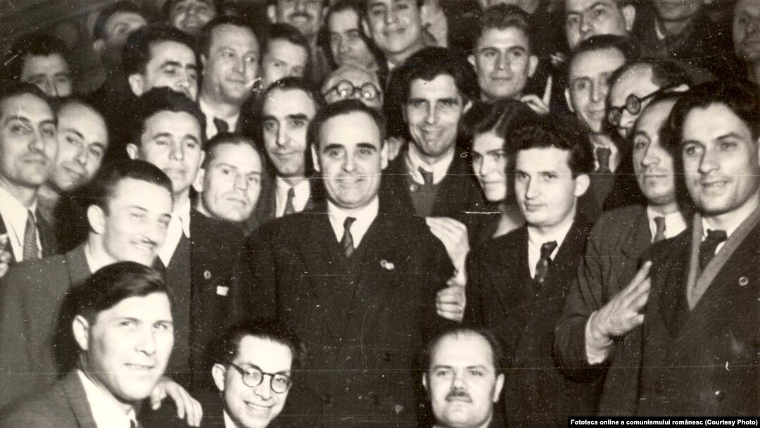 Bucureşti, februarie 1948: Nicolae Ceauşescu și Gheorghe Gheorghiu-Dej în mijlocul unui grup de participanţi la Congresul al VI-lea al P.C.R. Sursa: Fototeca online a comunismului românesc, cota.1/1948