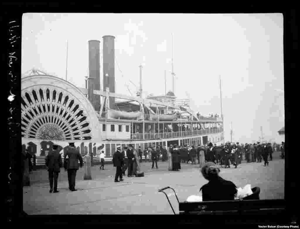 The steamboat "Grand Republic" on the Hudson River