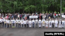 Протест чарасында катнашучылар