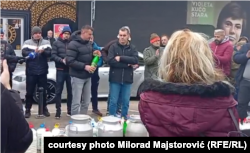 Farmeri su na protestu u Kraljevu građanima podelili mleko