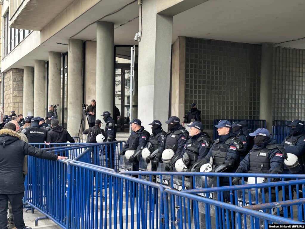 Голем број полицајци пред Собрание во Нови Сад, 24.02.2025