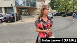Vesna Rajković Nenadić ispred zgrade policije, 28. jul