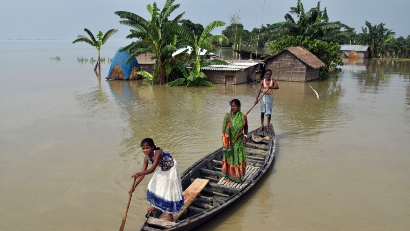 Mbi 100 persona të vdekur nga vërshimet në Indi