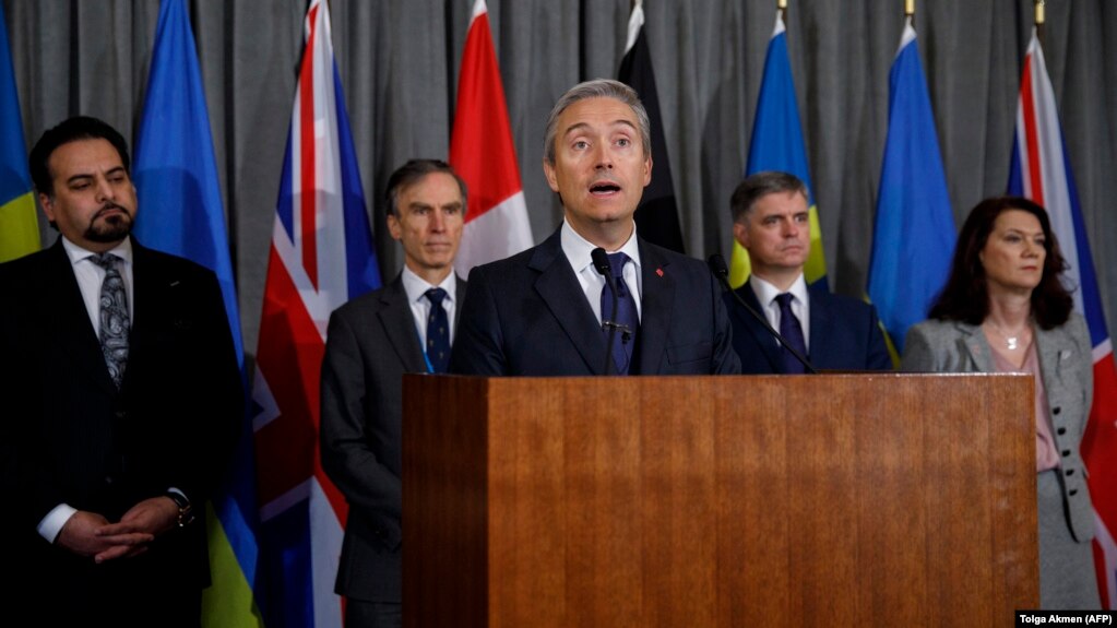 وزیر خارجه کانادا در حال سخنرانی پس از دیدار پنجشنبه شب وزیران خارجه پنج کشور مرتبط با پرواز ۷۵۲