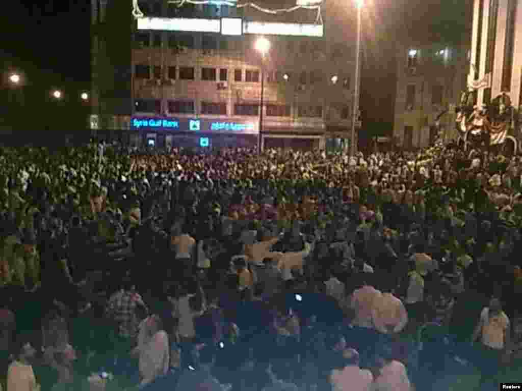 Антиурядова демонстрація у місті Хомс, Сирія, 18 квітня. Уряд Сирії схвалив законопроект про скасування надзвичайного стану, що діє у країні протягом майже 50 років. Це було однією з головних вимог учасників акцій протесту в Сирії. Але протестувальники говорять, що це занадто мало і занадто пізно. Сирія заглиблюється у політичну кризу після того, як сили безпеки за допомогою вогнепальної зброї розігнали демонстрацію в третьому за розміром місті країни. Протестувальники, які зібралися на центральній площі міста Хомс, обіцяли, що не підуть звідти доти, доки президент країни Башар аль-Асад не піде у відставку. Photo by Handout for REUTERS