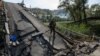 Разбураны мост у Сьвятагорску Данецкай вобласьці, які знаходзіцца пад кантролем Украіны
