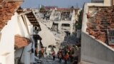 Serviciile de urgență intervin după impactul unei rachete iraniene asupra Israelului, în Rishon LeZion, 14 iunie 2025.