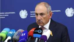 «Ի՞նչ կա էդտեղ». Փաշինյանն ԱԱԾ-ից Քոչարյանի տեսագրության արտահոսքը խնդիր չի համարում, իրավապաշտպանը քննադատում է