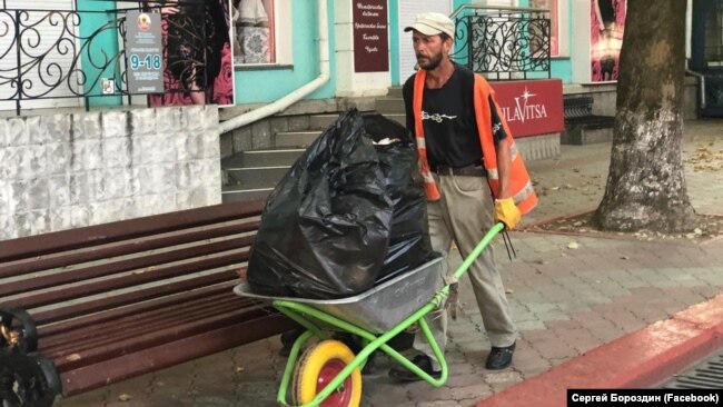 Уборка улиц в Керчи накануне вероятного приезда Владимира Путина