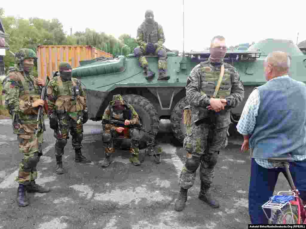 Військові на виїзді з Мукачево. До села Лавки 3 км. 13 липня 2015 року