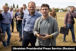 Ukrainian President Volodymyr Zelenskiy (right) and European Council President Donald Tusk visit Stanytsya Luhanska on July 7.