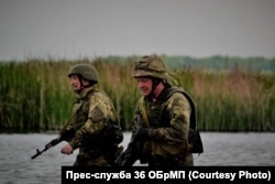 Командувач морської піхоти Юрій Содоль (праворуч) під час випробувань на право носити берет морпіха. 8 травня 2018 року