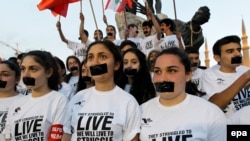 Члены молодежного крыла армянской партии, которые объявили голодовку в честь сотой годовщины геноцида армян на Площади мучеников в Ливане