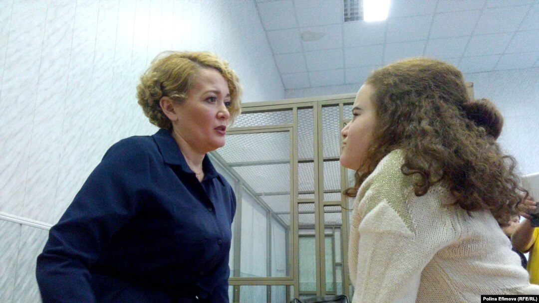 Анастасия Шевченко (слева)